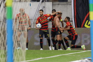 Trellez e demais jogadores do Sport comemoram gol da vitória contra o Corinthians (Foto: Rafael Vieira / FolhaPress)