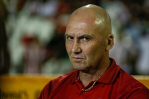 Técnico do Sport irritado com a arbitragem