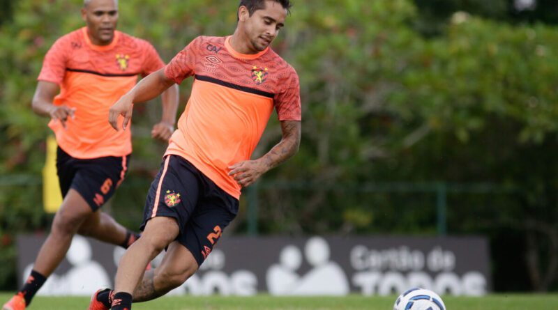 Everton Felipe retornando ao time do Sport