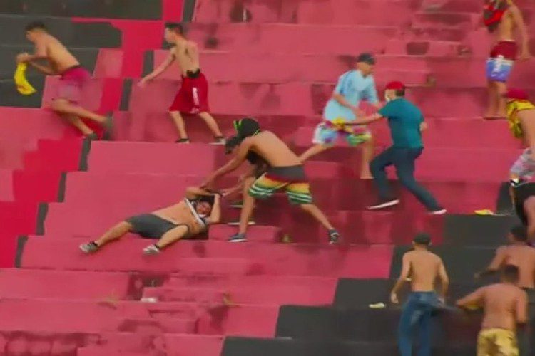 Torcida organizada do Sport invade setor do Corinthians