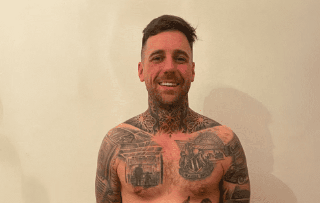Torcedor do Newcastle tatua ex-jogador do Sport na barriga