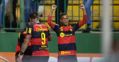 Luciano Juba faz o gol da vitória do Sport