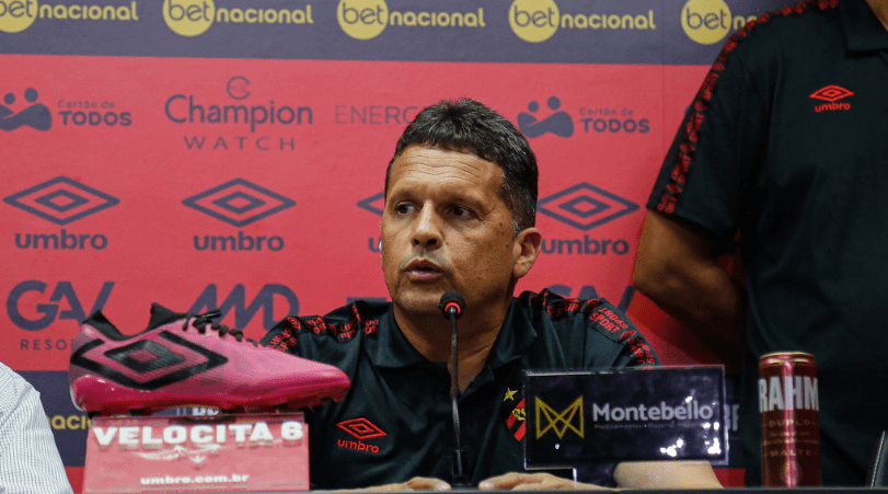 Claudinei Oliveira é apresentado pelo Sport
