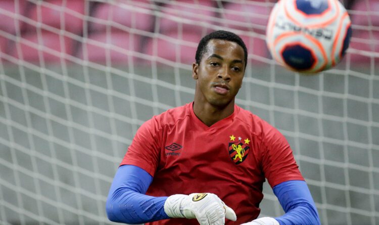 Carlos Eduardo, goleiro do Sport, busca continuidade favorável