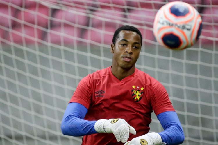 Carlos Eduardo, goleiro do Sport, busca continuidade favorável