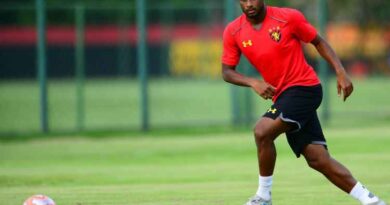 RONALDO, VOLANTE DO SPORT, EM TREINO NA ILHA