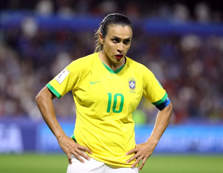 Sport de olho! Marta, nossa grande jogadora de futebol feminino, ganha uma estátua ao lado de Pelé no Museu do Futebol, na sede da CBF, na Barra Reprodução