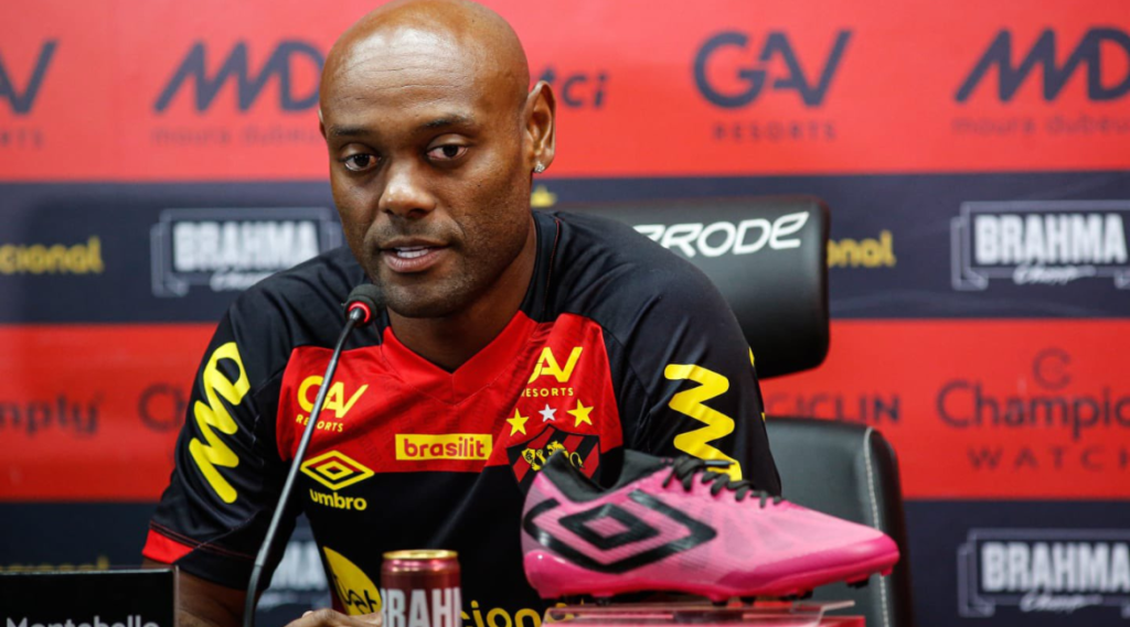 Amado por torcida, mas em jejum, Love comenta chances perdidas no Sport: "Não vou ficar lamentando"