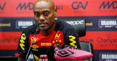 Amado por torcida, mas em jejum, Love comenta chances perdidas no Sport: "Não vou ficar lamentando"