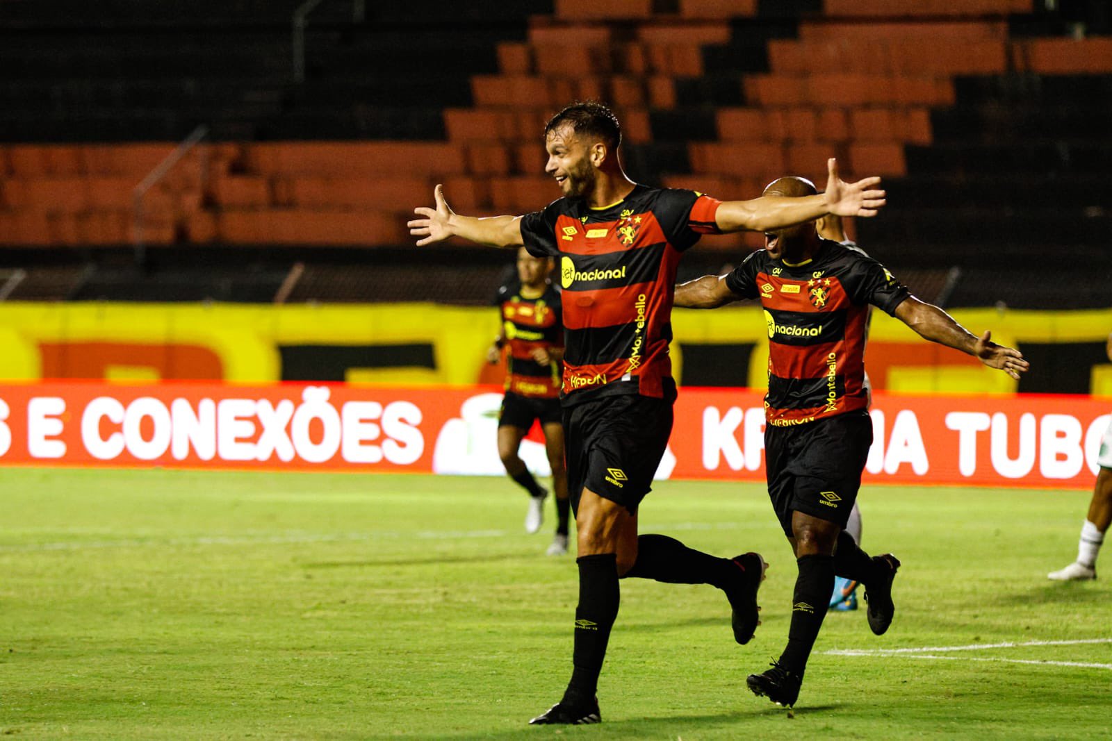 Sport Bate Guarani E Vence A Primeira Na Série B