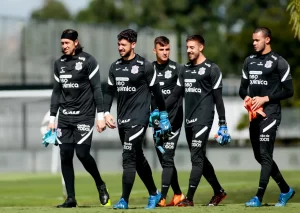 Sport acerta com Caíque França