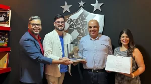 Leão do Norte de chocolate nas mãos do presidente do Sport
