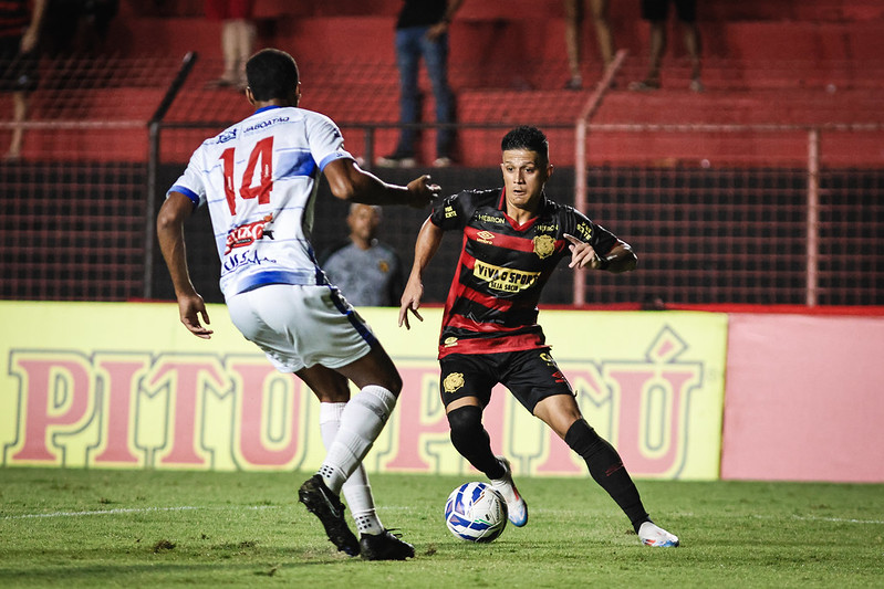 Gustavo Maia faz mais uma bela partida - Foto: Paulo Paiva/SCR