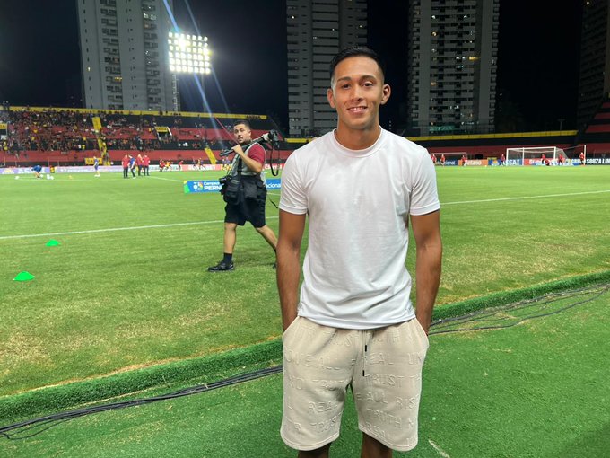 Rodrigo Atencio acompanhou o jogo na Ilha do Retiro - Foto: Lílian Fonsêca/GE