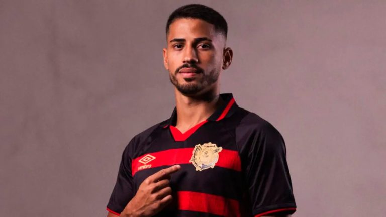 Hereda entra após pedidos da torcida, dá assistência e recebe abraço do elenco Foto: Paulo Paiva/ SCR