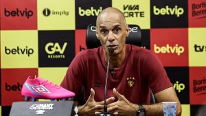 César Lucena minimiza pressão da torcida e destaca comprometimento no comando do Sport - Foto: Paulo Paiva/SCR