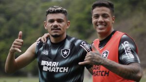 JA ESTÁ NO RECIFE! Reforço foi flagrado no aeroporto para assinar com o Sport - Foto: Vitor Silva/ Botafogo