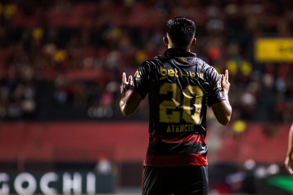 "Visão de jogo e qualidade no passe": Rodrigo Atencio brilha no seu início pelo Sport - Foto Paulo Paiva/Sport