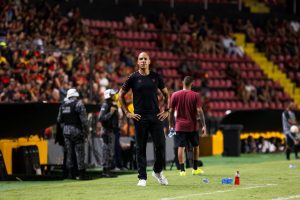 "Temperatura elevada": Pepa projeta duelo difícil contra o Operário pela Copa do Brasil (Foto: Paulo Paiva/Sport)