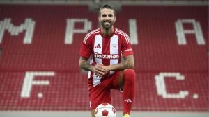 Sport venceu concorrência com o gigante brasileiro pelo volante Sérgio Oliveira, diz portal grego - Foto: Divulgação/Olympiacos