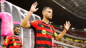 NÃO FOI RELACIONADO! Saiba porque zagueiro do Sport nem foi para o banco no clássico contra o Santa Cruz - Foto: Anderson Stevens/Sport