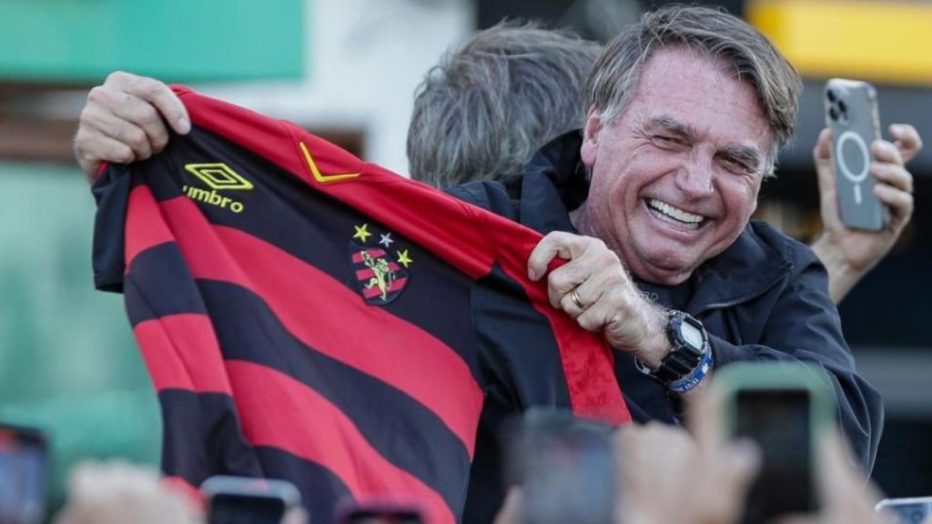 "Viralizou": Ex-presidente Bolsonaro recebe camisa do Sport em evento em Pernambuco (Foto: Rafael Vieira/DP)
