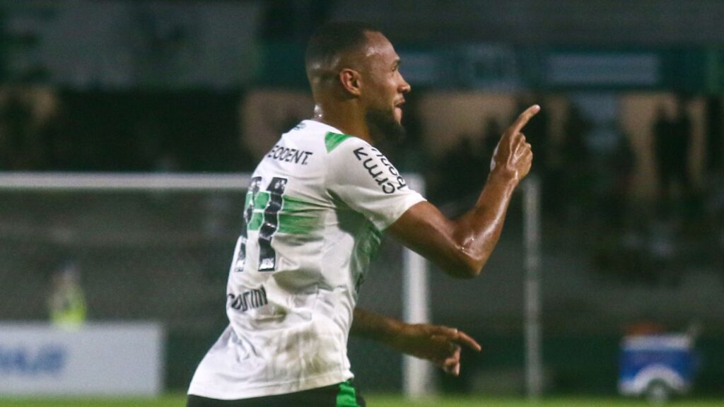Gustavo Coutinho, do Sport, fazendo gol pelo Coritiba - Foto: Divulgação