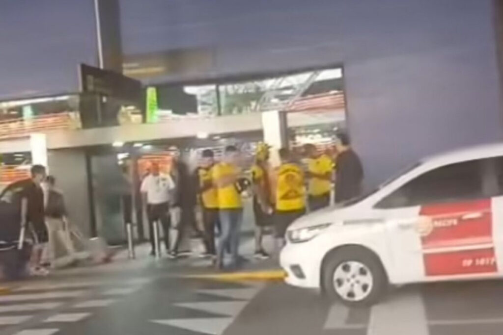 Torcida organizada do Sport em protesto no Aeroporto do Recife