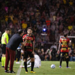 O técnico Daniel Paulista conversa com Lucas Lima, Sport - Foto: Paulo Paiva