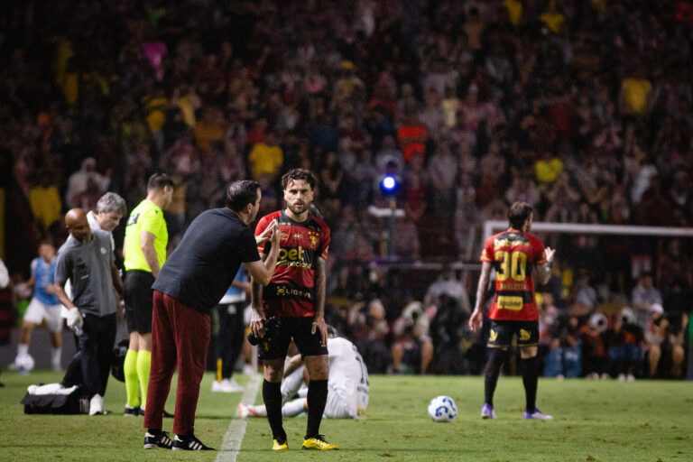 O técnico Daniel Paulista conversa com Lucas Lima, Sport - Foto: Paulo Paiva