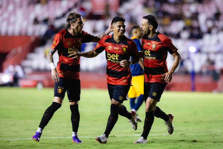 Sport vence o Retrô