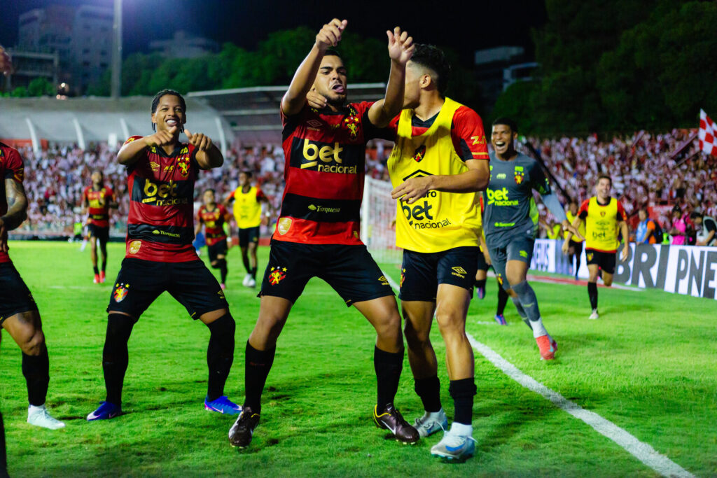 Sport vence o Náutico