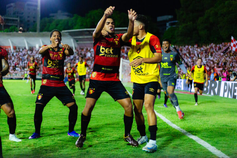 Sport vence o Náutico