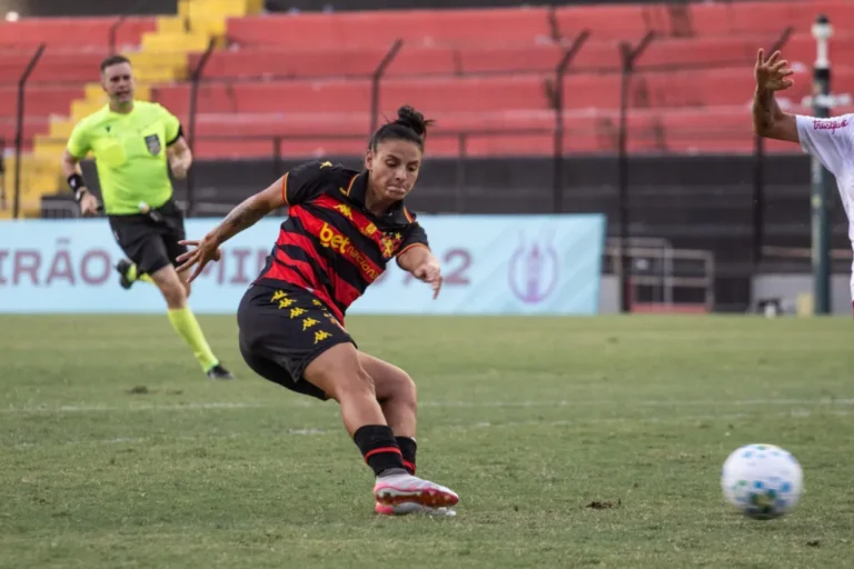 Volante Jaque Soares celebra retorno aos gramados em vitória das meninas do Sport